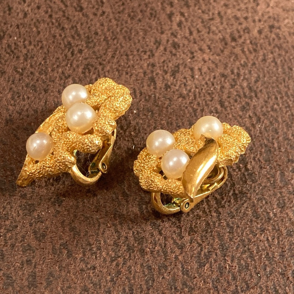 Gold-Tone Vintage Trifari clip-on earrings - Picture 2 of 6